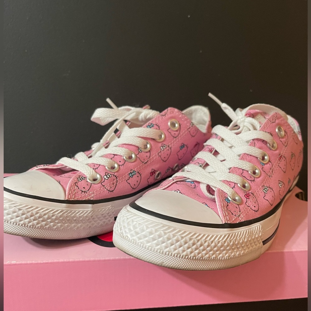 Hello Kitty X Converse Sneakers Collaboration pink canvas NWOT 6Y or 7.5 - 8 WMS